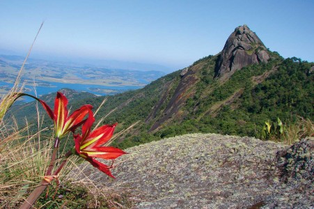 Vista da pedra do cume, a partir da pedra das flores, na montanha do Lopo.