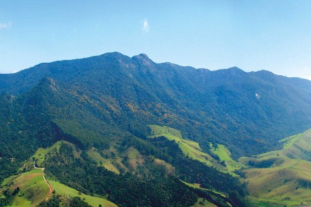 Vista aérea da montanha do Lopo, pelo lado de Joanópolis.